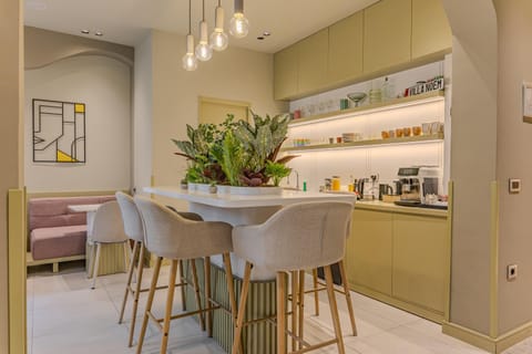 Coffee/tea facilities, Kitchen or kitchenette, Living room, Seating area, Dining area, minibar