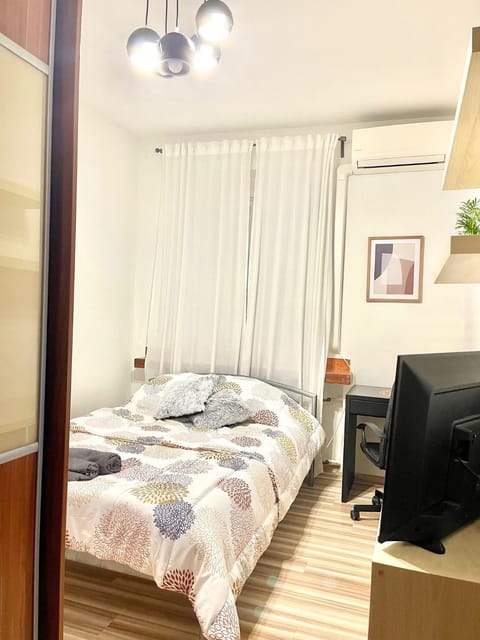 Bed, TV and multimedia, Photo of the whole room, hair dresser, air conditioner