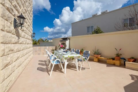 Villa Lorella - private pool, jacuzzi by Homely House in Saint Paul's Bay