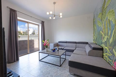 Villa Lorella - private pool, jacuzzi by Homely House in Saint Paul's Bay