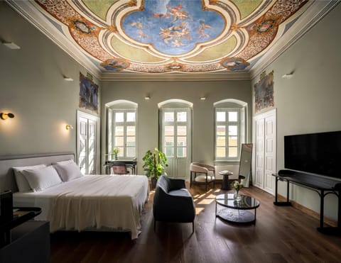 Bed, TV and multimedia, Living room, Photo of the whole room, Seating area, Bedroom