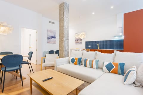 Kitchen or kitchenette, Living room, Seating area, Dining area