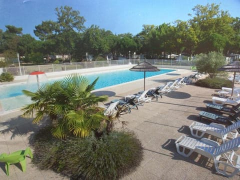 Swimming pool, sunbed