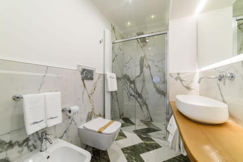 Shower, Toilet, Bathroom, towels