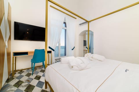 Bed, TV and multimedia, Photo of the whole room, Bedroom, towels