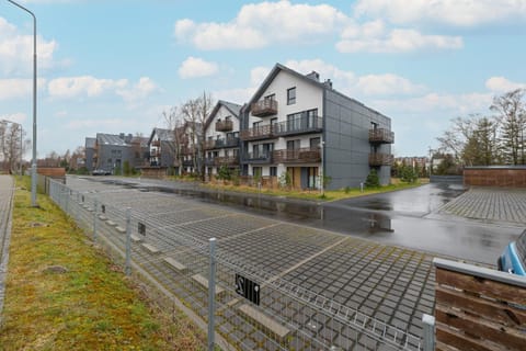 Property building, Facade/entrance, Off site, Day, Neighbourhood, Location, Parking