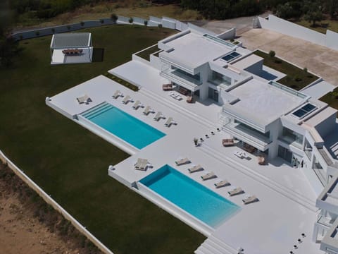 Property building, Bird's eye view, Swimming pool, Swimming pool, sunbed