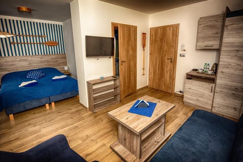 Bed, TV and multimedia, Photo of the whole room, Seating area, Bedroom, towels, wardrobe