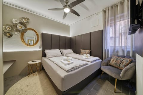 TV and multimedia, Seating area, Bedroom, fireplace, wardrobe