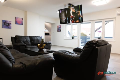 Communal lounge/ TV room, TV and multimedia, Living room, Seating area, Evening entertainment