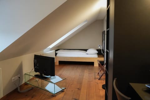 TV and multimedia, Photo of the whole room, Bedroom