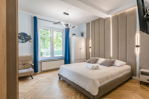 Bed, TV and multimedia, Bedroom, wardrobe