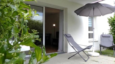 Patio, Spring, Day, Garden, Seating area, Garden view, sunbed