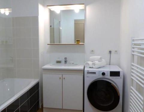 Shower, Bathroom, Bath, towels, washing machine