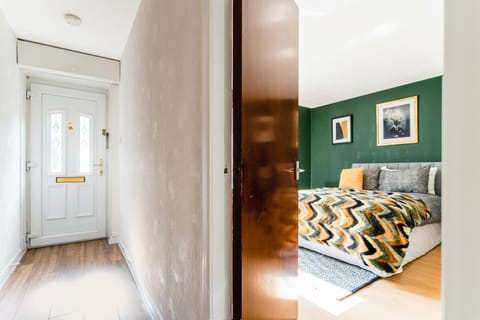 Spacious 2-Bedroom Main Door Apartment With Private Parking Apartment in Glasgow