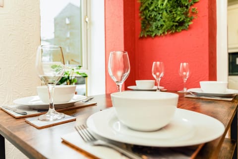 Spacious 2-Bedroom Main Door Apartment With Private Parking Apartment in Glasgow