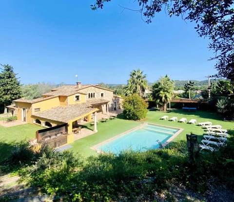 Property building, Natural landscape, BBQ facilities, Garden, Balcony/Terrace, Balcony/Terrace, Dining area, Garden view, Mountain view, Pool view, Swimming pool, Swimming pool, sunbed