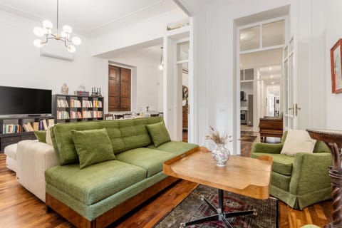 Communal lounge/ TV room, Living room, Seating area