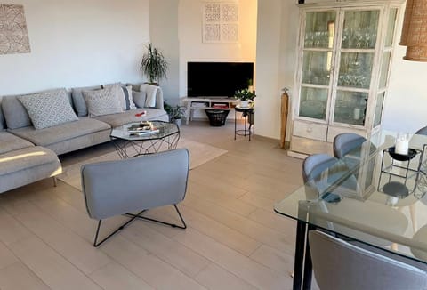 LAUSANNE PULLY SKI lakeside street and direct bus to Lausanne train station Apartment in Lausanne