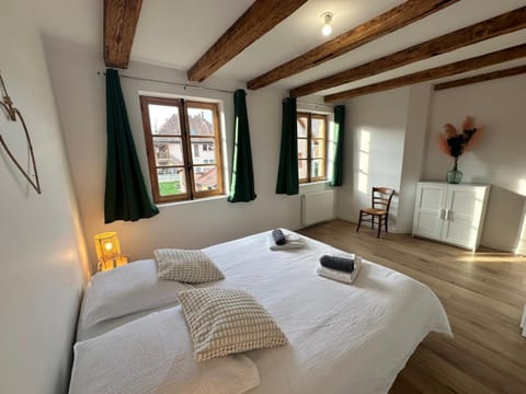 Bed, Photo of the whole room, Bedroom, towels