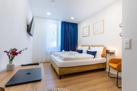 Bed, TV and multimedia, Photo of the whole room, Seating area, Bedroom