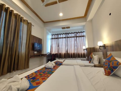 Bed, TV and multimedia, Photo of the whole room, Bedroom, towels
