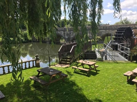 Restaurant/places to eat, Garden, Area and facilities