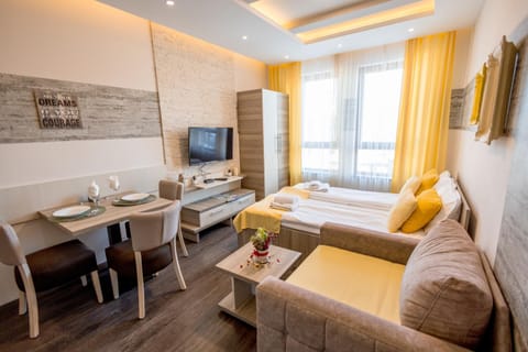 Bed, TV and multimedia, Living room, Photo of the whole room