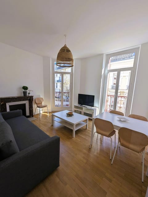102 - Appart rénové avec grand salon et 1 chambre - Tram et Clinique Mutualiste à 1 min Apartment in Grenoble