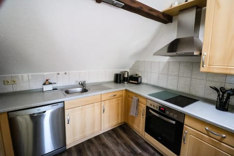 Coffee/tea facilities, Kitchen or kitchenette, dishwasher, oven, stove