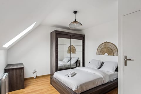 Bed, Photo of the whole room, Bedroom, wardrobe