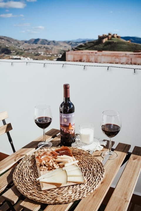 Day, Natural landscape, Food and drinks, Dining area, Food, Mountain view, Lunch, Dinner, Drinks, Alcoholic drinks