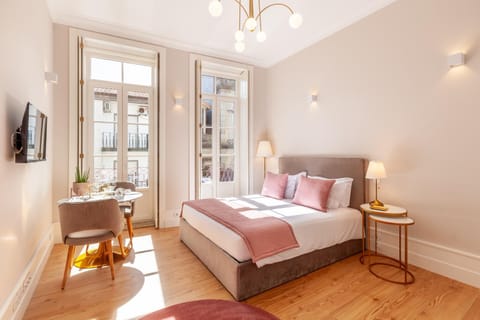 Bed, TV and multimedia, Photo of the whole room, Bedroom