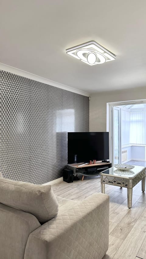 Communal lounge/ TV room, TV and multimedia, Living room, Seating area, Evening entertainment