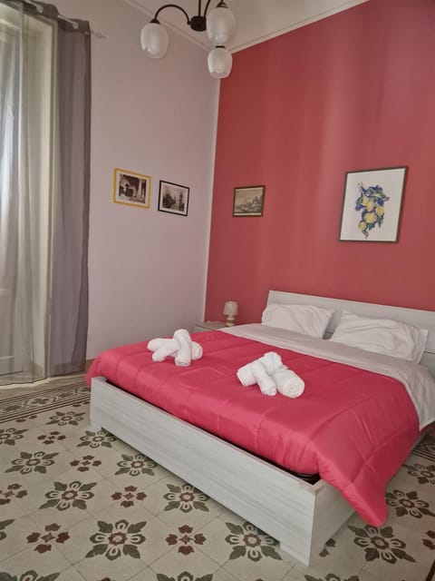 Bed, Photo of the whole room, Bedroom, fireplace, towels