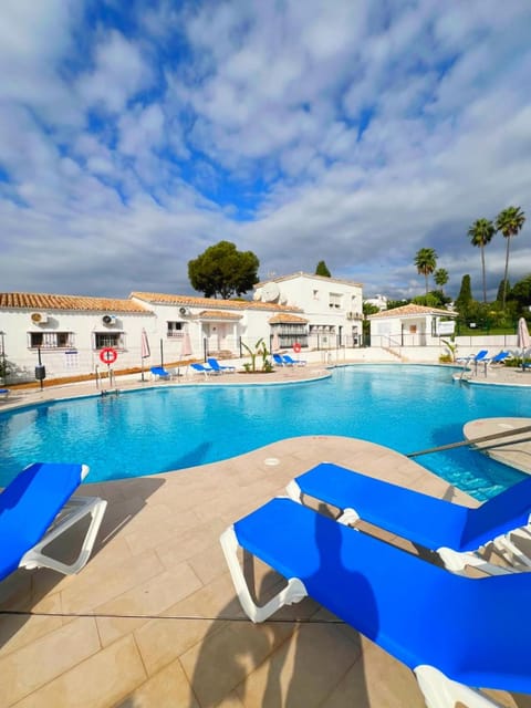 Property building, Day, Swimming pool, sunbed