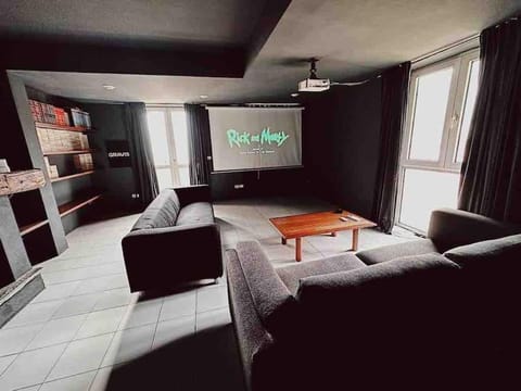 Communal lounge/ TV room, Bed, TV and multimedia, Living room, Seating area, Evening entertainment, Bedroom
