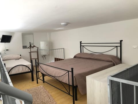 Bed, TV and multimedia, Bedroom