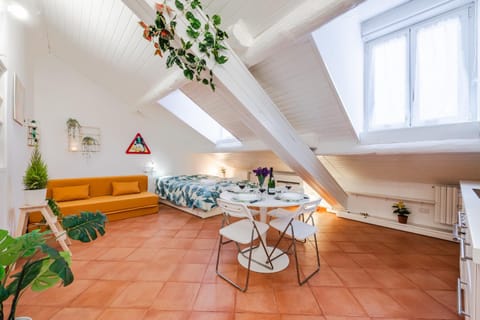 Bed, Living room, Photo of the whole room, Seating area, air conditioner