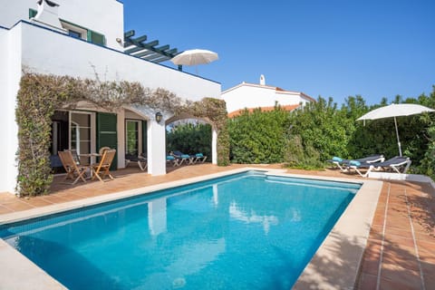 Property building, Day, Pool view, Swimming pool, sunbed