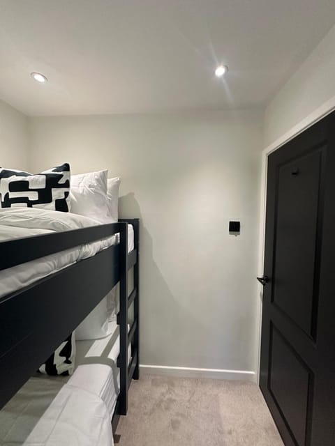 2 BR House - Short Lets & Serviced Accommodation Manchester with Free Parking - 1 Min from Trafford Centre & 2 Mins to M60 House in Stretford