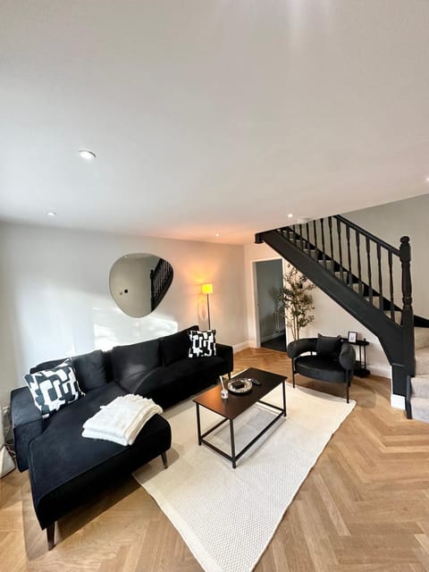 2 BR House - Short Lets & Serviced Accommodation Manchester with Free Parking - 1 Min from Trafford Centre & 2 Mins to M60 House in Stretford