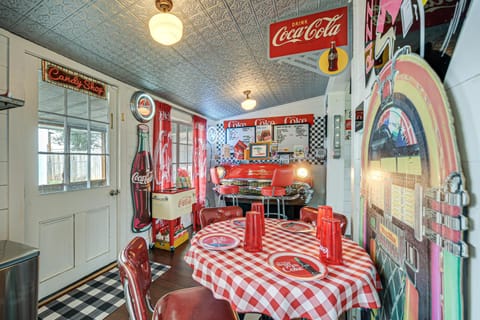 Retro Retreat in Llano with Screened Porch! House in Llano