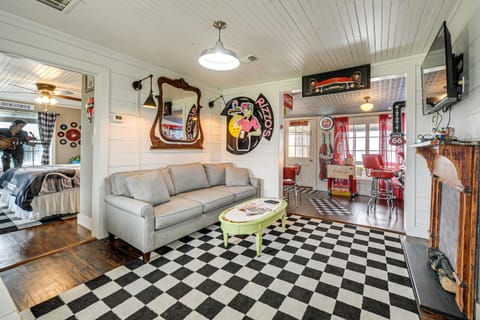 Retro Retreat in Llano with Screened Porch! House in Llano