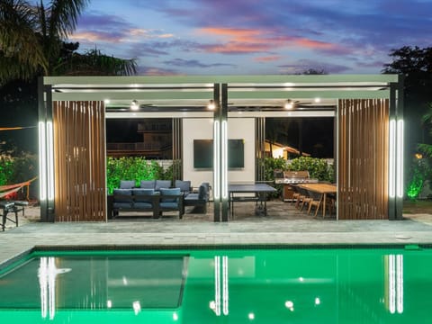 Villa ART Pool Golf Volleyball House in Golden Glades