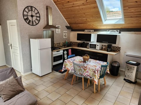 Coffee/tea facilities, Kitchen or kitchenette, Living room, Seating area, Dining area, oven, pet friendly, stove, toaster