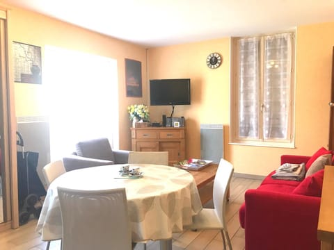 MAISON CHOLLET - Centre - Prox. Thermes - Terrasse Apartment in Auvergne-Rhône-Alpes