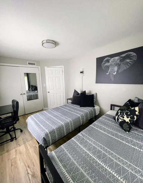 *NEW* The Cozy Haven, 5 minutes to ATL airport Apartment in College Park