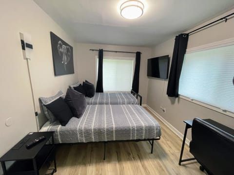 *NEW* The Cozy Haven, 5 minutes to ATL airport Apartment in College Park