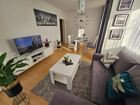 Communal lounge/ TV room, TV and multimedia, Living room, Seating area, Dining area, Evening entertainment